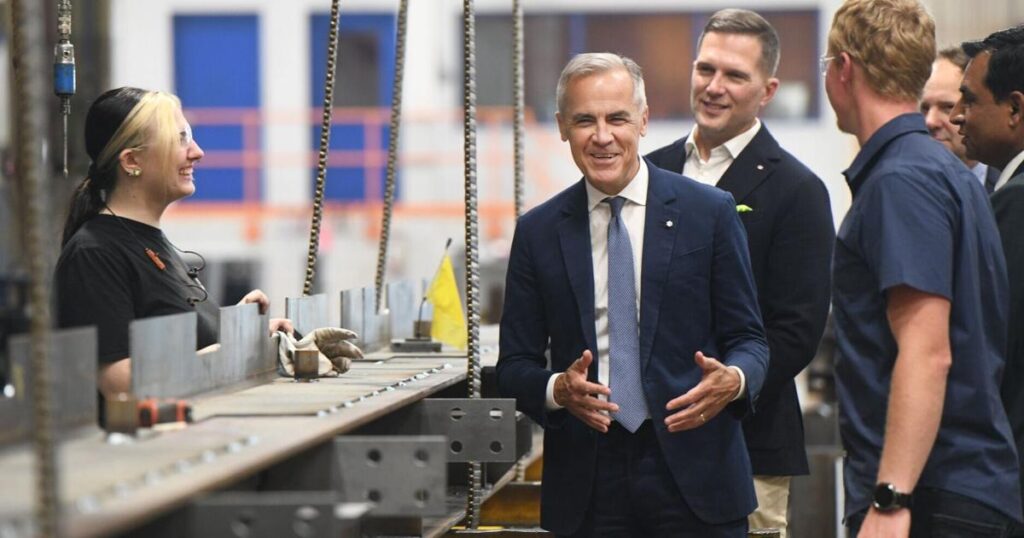 In einem Hamilton Factory Floor stellt Carney einen neuen Stahlplan auf - aber "Wir brauchen mehr", sagt Executive