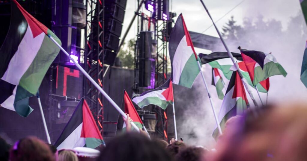 Die Verurteilung der Gaza -Proteste beim Roskilde Festival markiert einen neuen Tiefpunkt für die öffentliche Debatte - die Proteste gegen die Morde in Gaza zeigen die Tatsache, dass junge Menschen Schwierigkeiten beim Sprechen haben. Die Meinungsfreiheit steht unter Druck, wenn die Menschen nicht glauben, dass sie für diejenigen gilt, mit denen sie nicht einverstanden sind