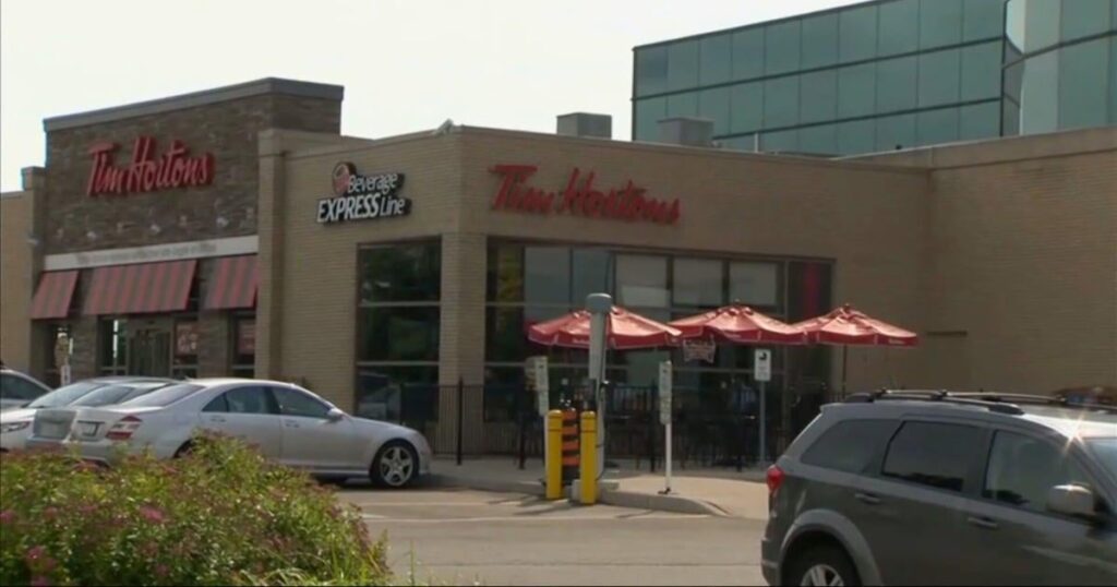 „Hass ist Hass:“ Bedenken, die über das T-Shirt-Design aufgeworfen wurden, das das Tim Hortons-Logo spooft, während sie sich auf Neuankömmlinge zielen "Hass ist Hass:" Bedenken, die über das T-Shirt-Design aufgeworfen wurden, das das Tim Hortons-Logo spooft, während sie sich auf Neuankömmlinge zielen