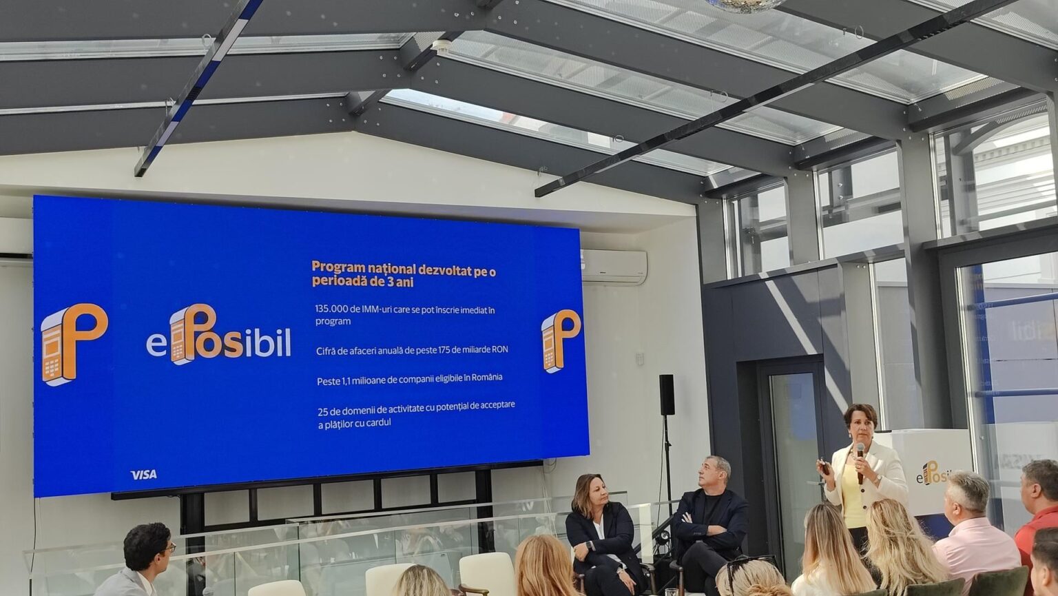 Visa startet ein Programm für die Digitalisierung von KMU in Rumänien. Elena Ungureanu: „Von ungefähr einer Million KMU können 135.000 die Kartenzahlung sofort einführen. Wenn 5 Jahre lang die digitalen Zahlungen jährlich um 5% steigen würden, würde das BIP um 7 Milliarden Lei steigen, ohne etwas anderes zu tun.“ Visa startet ein Programm für die Digitalisierung von KMU in Rumänien. Elena Ungureanu: "Von ungefähr einer Million KMU können 135.000 die Kartenzahlung sofort einführen. Wenn 5 Jahre lang die digitalen Zahlungen jährlich um 5% steigen würden, würde das BIP um 7 Milliarden Lei steigen, ohne etwas anderes zu tun."