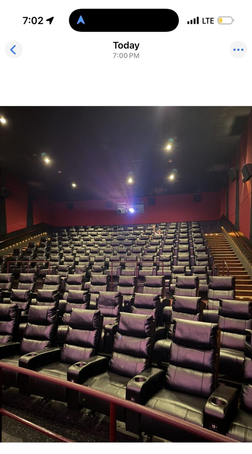 AMC-Theater zeigen Sitze, die verkauft werden, wenn sie leer sind- hat jemand anderes dies bemerkt? AMC-Theater zeigen Sitze, die verkauft werden, wenn sie leer sind- hat jemand anderes dies bemerkt?