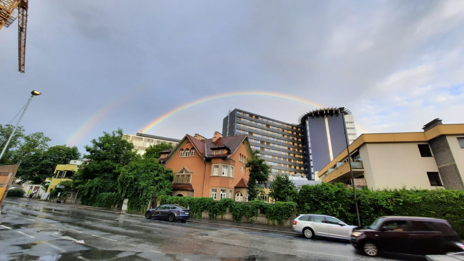Ein doppelter Regenbogen erscheint über Innsbruck University Hospital