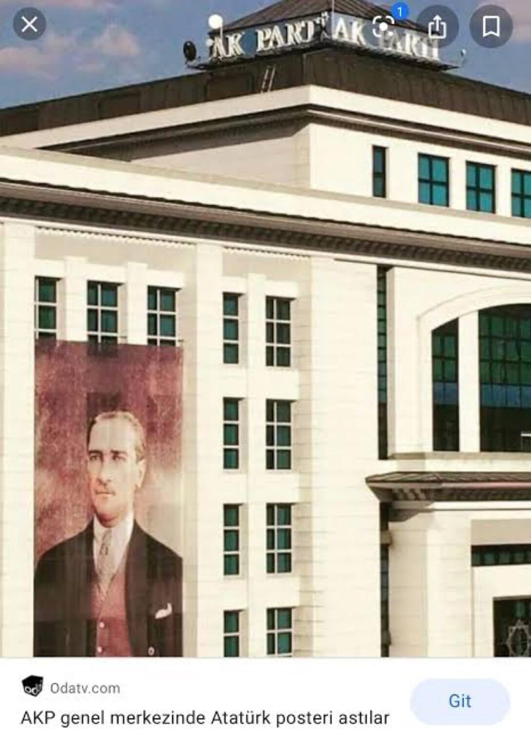 Am Tag nach dem 15. Juli hing das Hauptquartier des AKP an diesem Datum Ataturk -Poster.