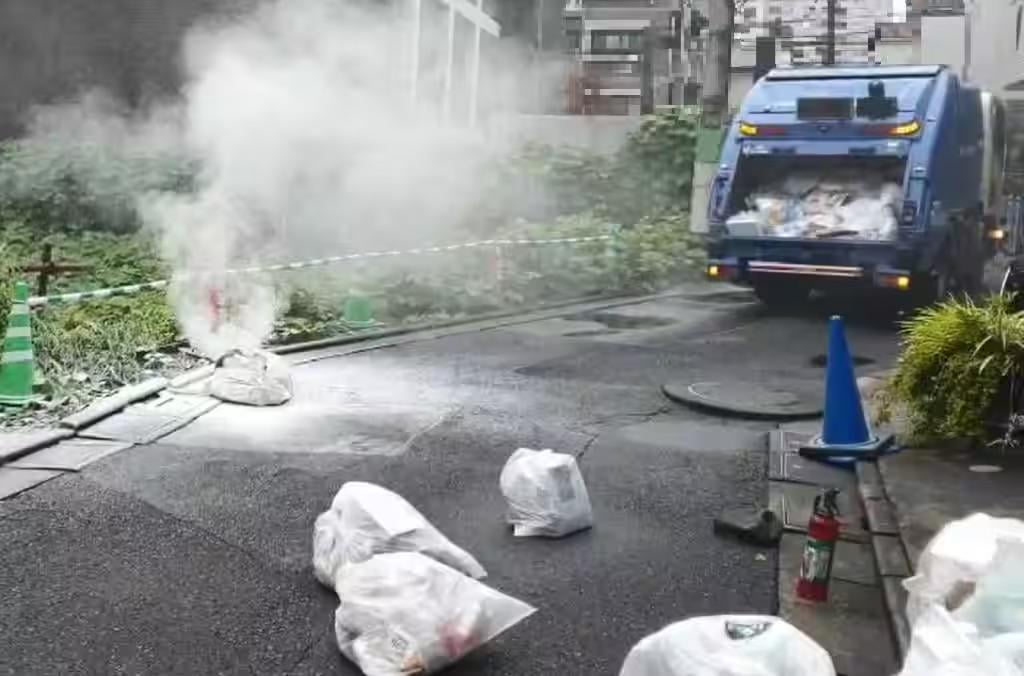 Consumer Agency Ausgibt Power Bank Feuerwehr | Die Power Bank hinter einem Zugbrand, das fünf in Tokio verletzte, war ein zurückgerufenes Modell, das einst an fast 40.000 Kunden verkauft wurde, haben Beamte bestätigt.
