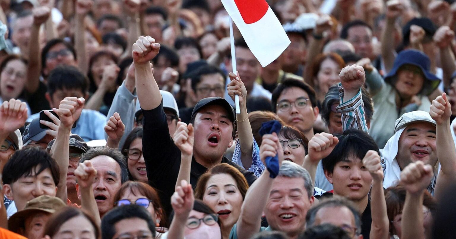 „Japanische First“ -Partei tritt als Wahlmacht mit harten Einwanderungsgesprächen auf. Sanseeito wurde am Sonntag als einer der größten Gewinner bei Japans Oberhauswahlen und erhielt Unterstützung mit Warnungen vor einer „stillen Invasion“ von Einwanderern und Versprechen für Steuersenkungen und Wohlfahrtsausgaben. "Japanische First" -Partei tritt als Wahlmacht mit harten Einwanderungsgesprächen auf. Sanseeito wurde am Sonntag als einer der größten Gewinner bei Japans Oberhauswahlen und erhielt Unterstützung mit Warnungen vor einer "stillen Invasion" von Einwanderern und Versprechen für Steuersenkungen und Wohlfahrtsausgaben.