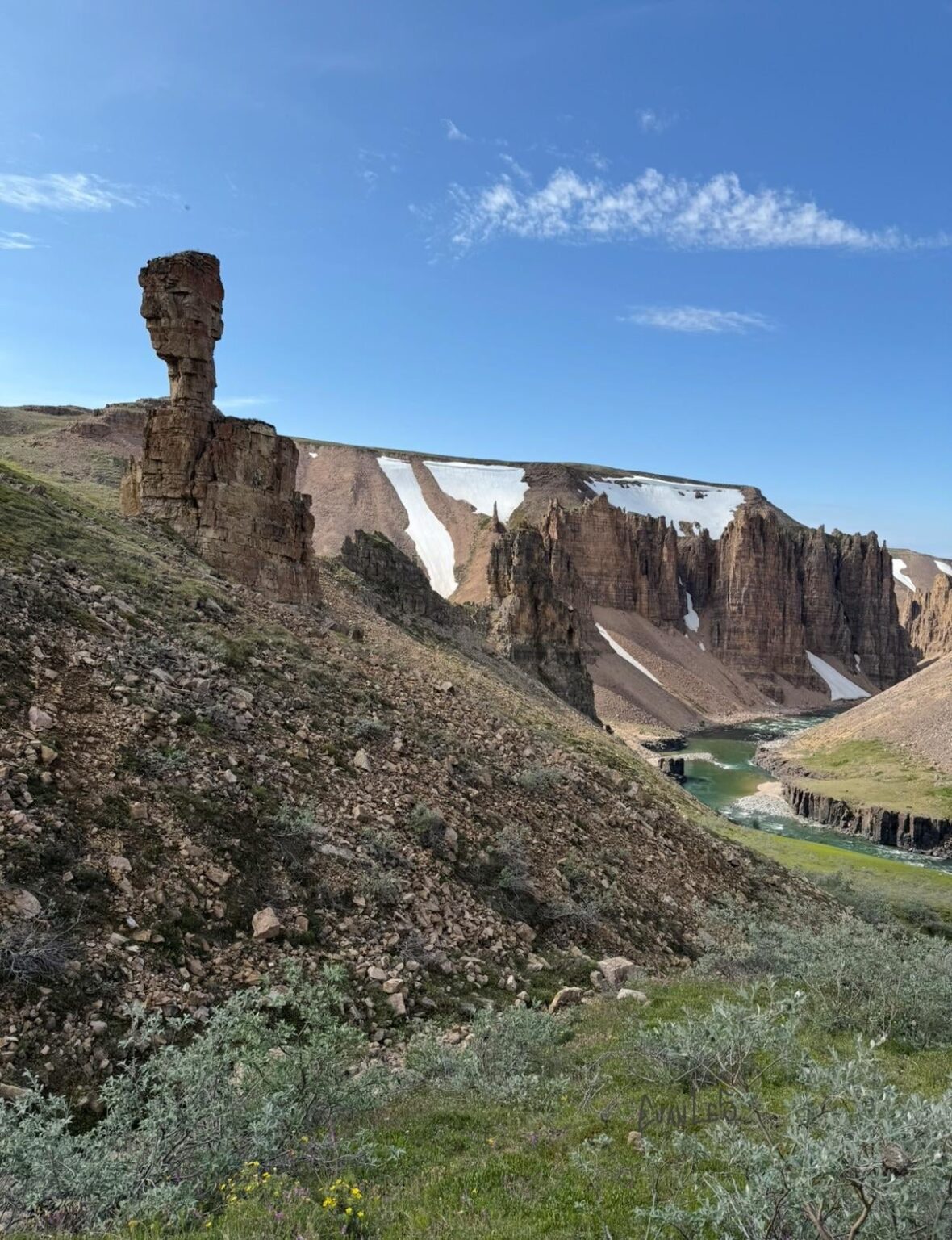 Das Portage, das wir in den selten gesehenen Brock River Canyon, NWT, gemacht haben Das Portage, das wir in den selten gesehenen Brock River Canyon, NWT, gemacht haben