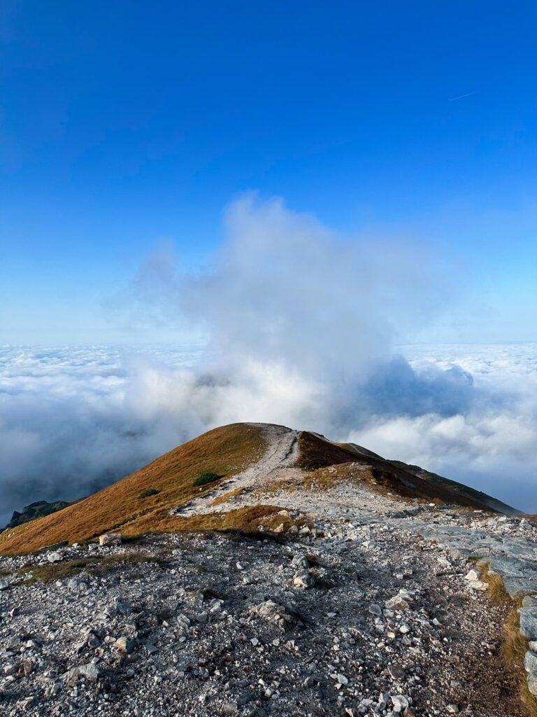 Hat jemand jemals das Brocken Spectre beim Wandern in den Bergen erlebt? Mein glücklicher Ort. Das Tatra Mountains Polen