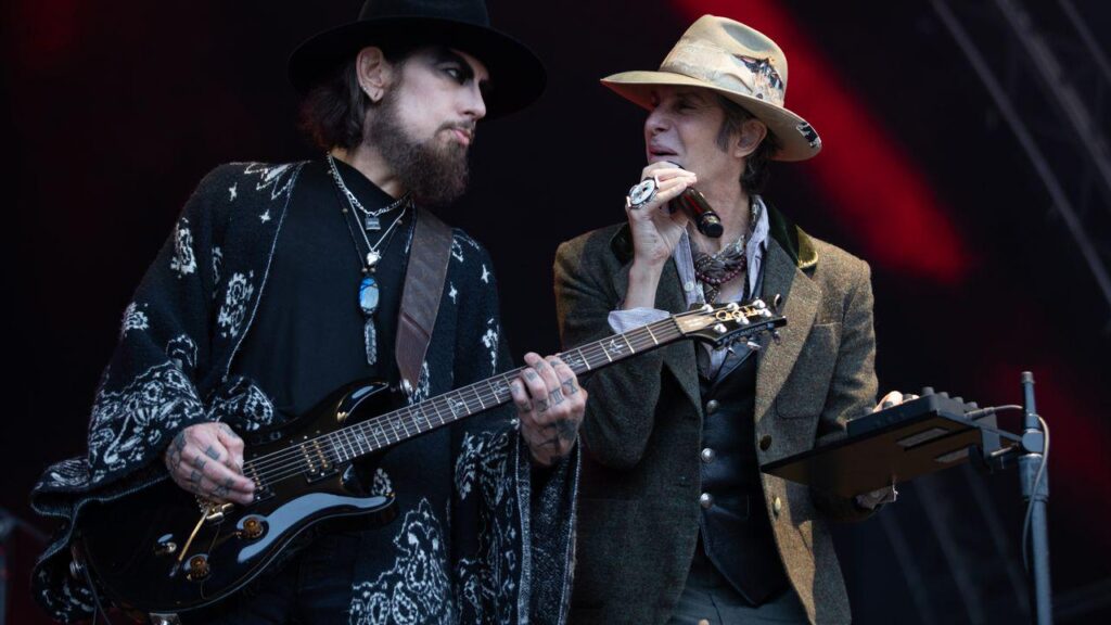 Janes Suchtmitglieder verklagen Perry Farrell über den Kampf auf der Bühne und stornierte Tour