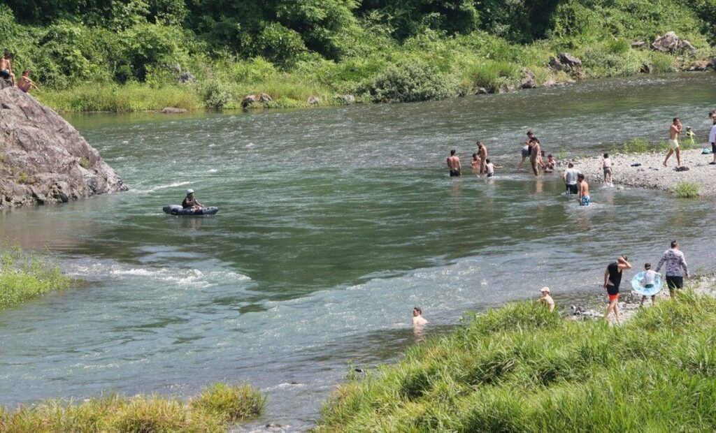 Ausländer Camping und BBQing vom Tamagawa River nimmt zu. Einige Leute lassen Müll zurück, der ein Problem wird Ausländer Camping und BBQing vom Tamagawa River nimmt zu. Einige Leute lassen Müll zurück, der ein Problem wird