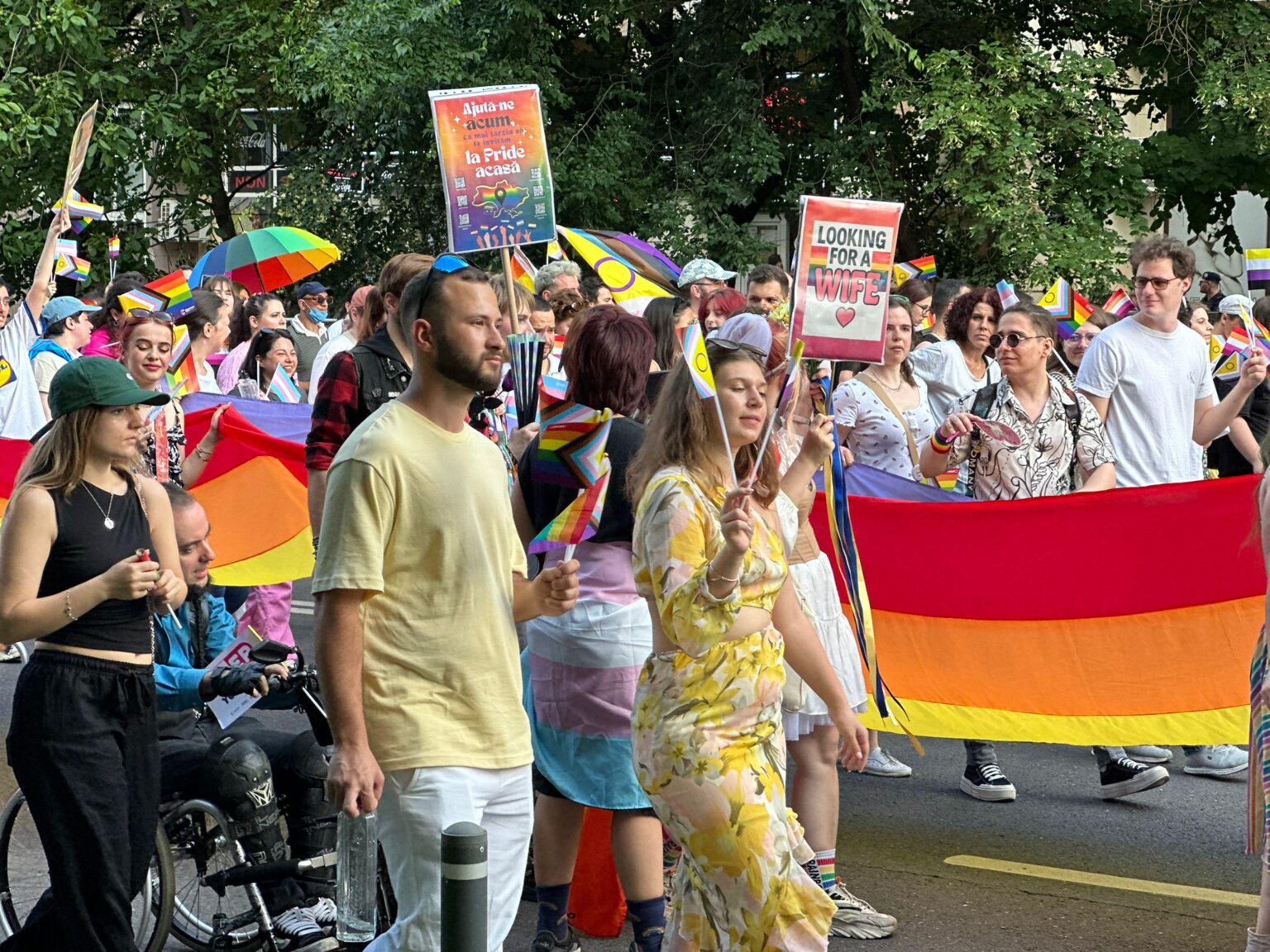 Videospannungen bei Oradea Pride März 2025: Teilnehmer, blockiert mit einem Ordenskabel, um die angekündigte Route zu betreten