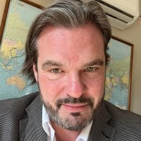 "Ich besitze ein medizinisches Abrechnungsunternehmen, also vertraue mir, wenn ich dir sage: Die Vereinigten Staaten sind das einzige Land auf der Erde, das mehr Menschen im Geschäft beschäftigt, den Zugang zur Gesundheitsversorgung zu blockieren, als es im Geschäft der Bereitstellung von Gesundheitsversorgung beschäftigt. Sie wurden gelutscht. Und es zeigt."
