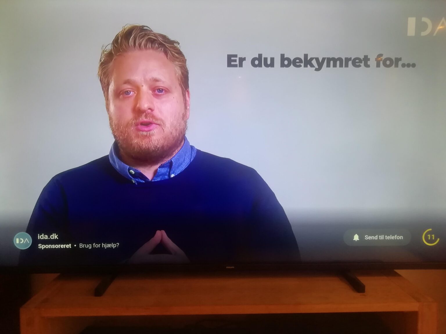 Dieser Typ in Idas Werbung sieht so aus, als hätten er seine Familie als Geisel. Sollten wir jemanden anrufen?