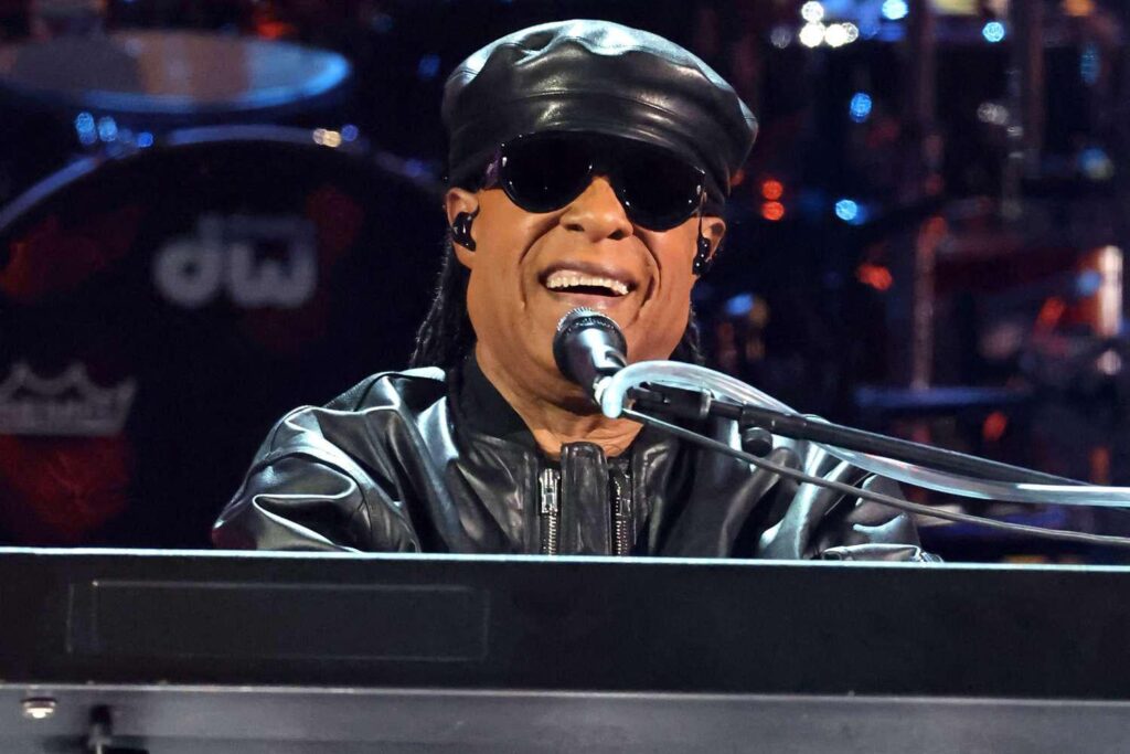 Stevie Wonder reagiert auf Gerüchte, die er bei Cardiff Show tatsächlich sehen kann: "Du kennst die Wahrheit"