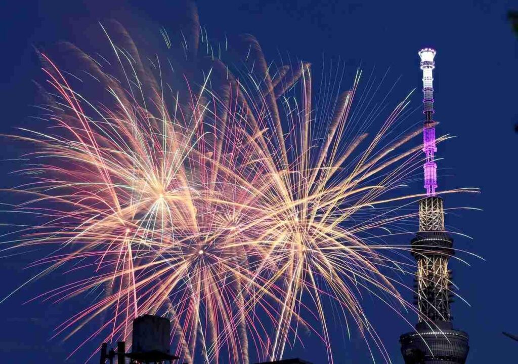 Tokyo Feuerwerk leuchtet den Nachthimmel über Sumida River auf; Die jährliche Sommerveranstaltung findet zum 48. Mal statt