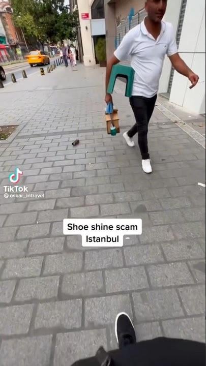 Was ist Betrug über Schuhschwert, die ihren Pinsel fallen lassen?