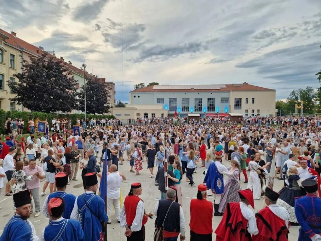 446 Paare haben am 446 einen Walcer gekocht. Geburtstag von Karlovac 446 Paare haben am 446 einen Walcer gekocht. Geburtstag von Karlovac