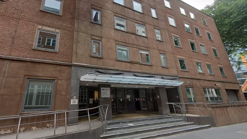 Albaner, der Mann mit Regenschirm schlug, bevor er auf dem Bürgersteig sein Gesicht schlug, gewinnt das Recht, in Großbritannien zu bleiben, nachdem Richter sagte, Angriff sei ein „einmaliges“. Albaner, der Mann mit Regenschirm schlug, bevor er auf dem Bürgersteig sein Gesicht schlug, gewinnt das Recht, in Großbritannien zu bleiben, nachdem Richter sagte, Angriff sei ein "einmaliges".