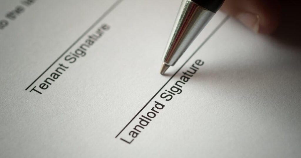 „Woo, die Mieter gehen heute“: Vermieter, die angeblich mit einem Löffel bestellt wurden, um 8.000 € zu zahlen "Woo, die Mieter gehen heute": Vermieter, die angeblich mit einem Löffel bestellt wurden, um 8.000 € zu zahlen