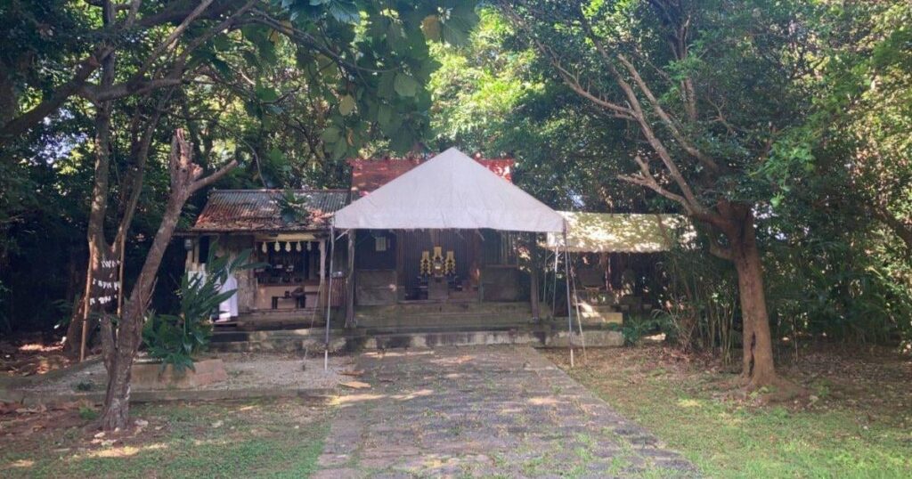 Ein Mann wurde wegen des Verdachts, in einem Schrein in der Präfektur Naha, Okinawa, zu betreten, verhaftet. Er sieht sich auch vor Vorwürfen des versuchten Diebstahls aus, nachdem er Berichten zufolge ein Türschloss zerstört hat. Ein Mann wurde wegen des Verdachts, in einem Schrein in der Präfektur Naha, Okinawa, zu betreten, verhaftet. Er sieht sich auch vor Vorwürfen des versuchten Diebstahls aus, nachdem er Berichten zufolge ein Türschloss zerstört hat.