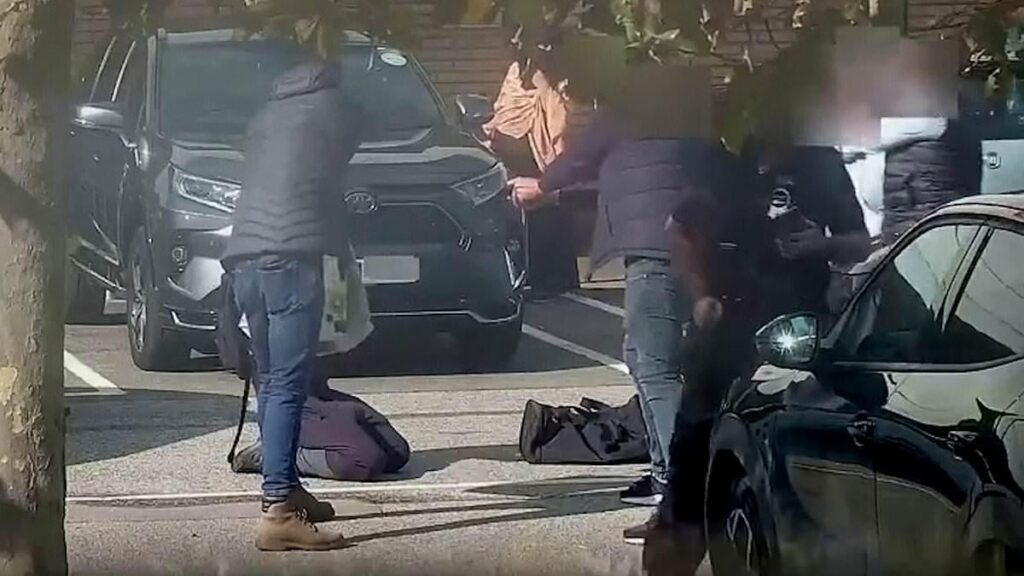 Moment Teenage ‚Neonazi‘ wird von der Polizei der Terrorpolizei geschwemmt, nachdem sie „Waffe vom Undercover MI5 Agent“ auf dem Parkplatz Morrisons gekauft hat Moment Teenage 'Neonazi' wird von der Polizei der Terrorpolizei geschwemmt, nachdem sie "Waffe vom Undercover MI5 Agent" auf dem Parkplatz Morrisons gekauft hat