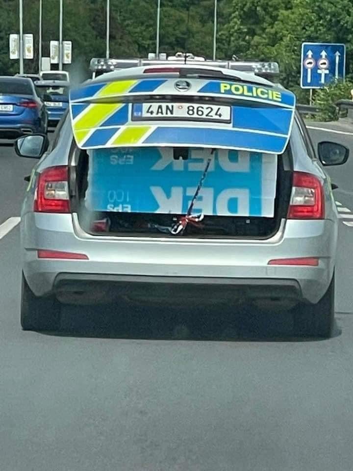Der tschechische Polizist baut Haus :)