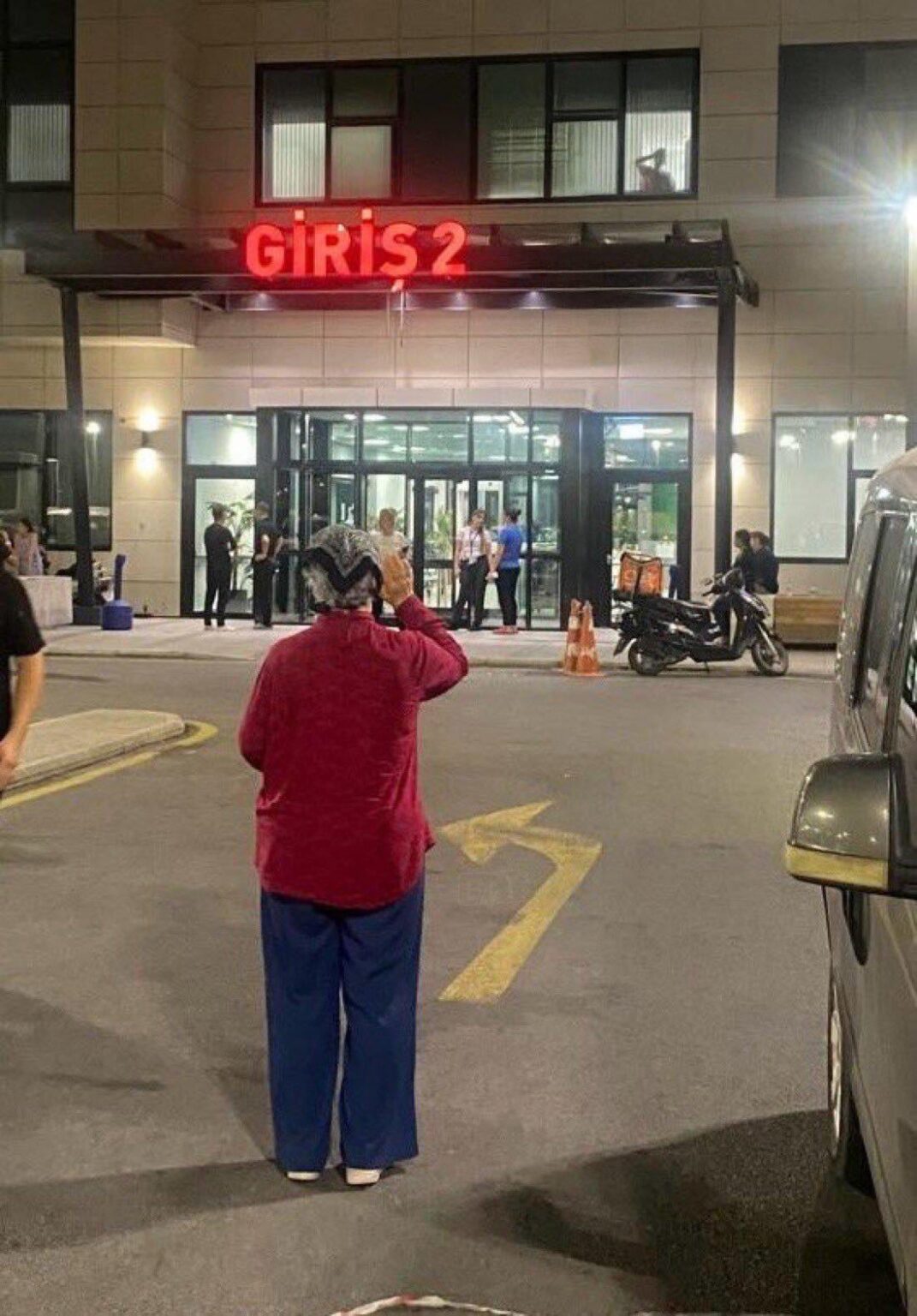 Gefangene Beylikdüzü Bürgermeisterin Mehmet Murat Çalık, Gefangene winkten seiner Mutter vom Fenster der Station zu.