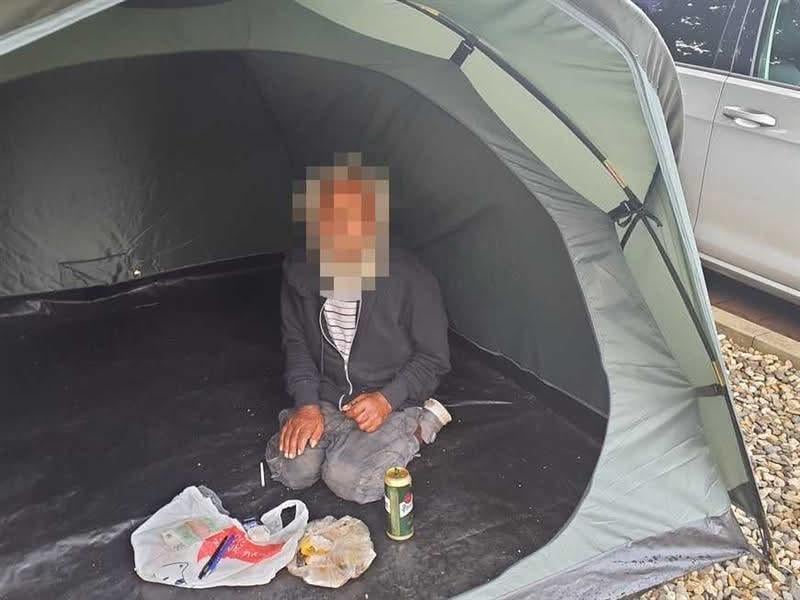 Die Menschen wollen in Kladno in ausgestellten Zelten vor dem Sportgerätegeschäft schlafen.