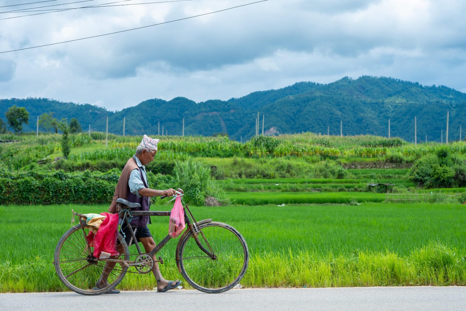 Mann und sein Fahrrad Bhaktapur, Nepal