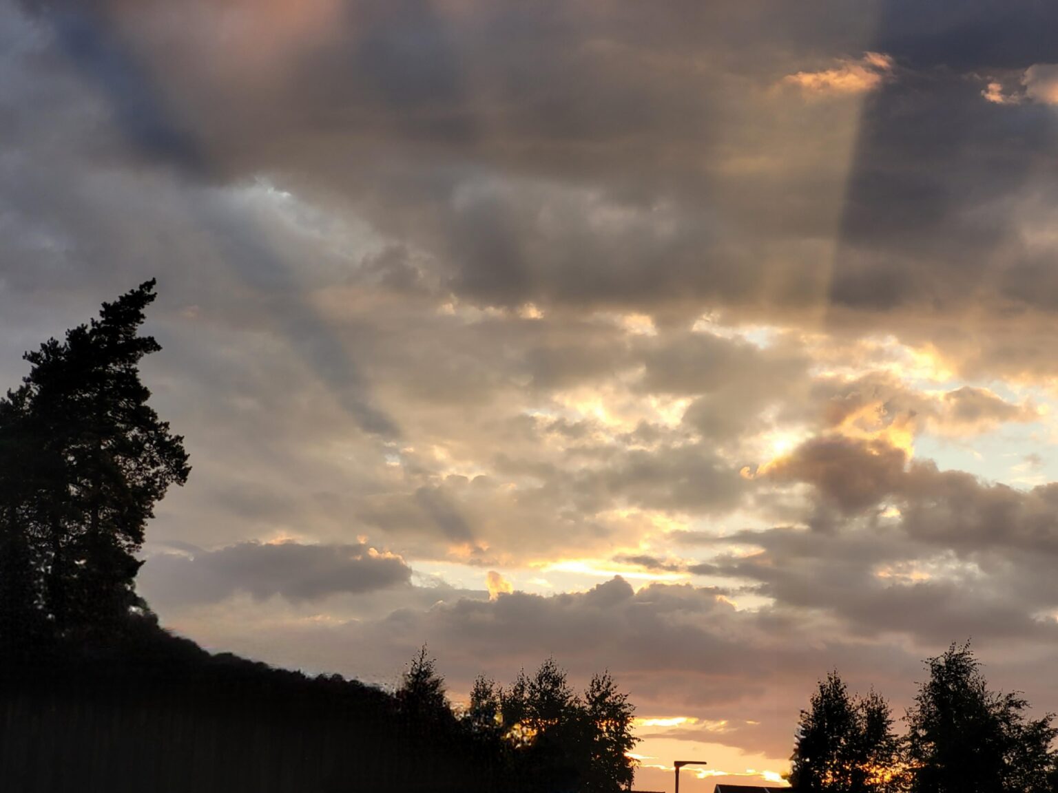 Crepuskuläre Strahlen bei Sonnenuntergang.