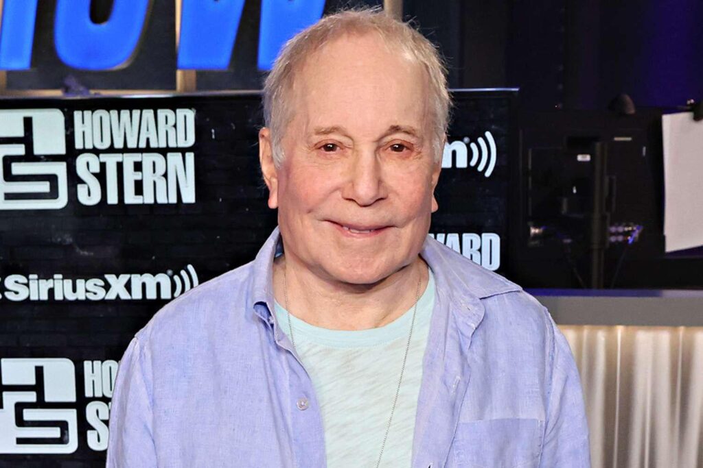 Paul Simon, 83, wird eine erfolgreiche Rückenoperation unterzogen, nachdem 2 Shows für "chronische und intensive" Schmerzen abgesagt wurden