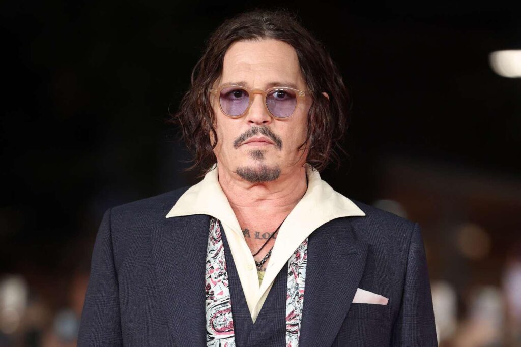 Johnny Depp sagt, seine missbräuchliche Mutter hat mir beigebracht, wie man Kinder nicht großzieht. "Ich danke ihr dafür"