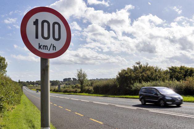 Pläne, die Geschwindigkeitsbegrenzungen von 100 km / km zu senken, wenn sich die KI -Kameras bewegen, um die Fahrer auf den Telefonen festzuhalten