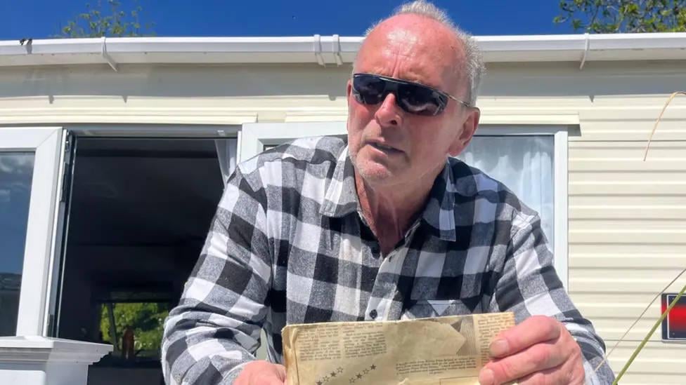 Lumberjack fälschlicherweise verhaftet, weil er Sycamore Gap Tree gezwungen hat, Rod Stewart Perücke zu tragen, um Missbrauch zu vermeiden