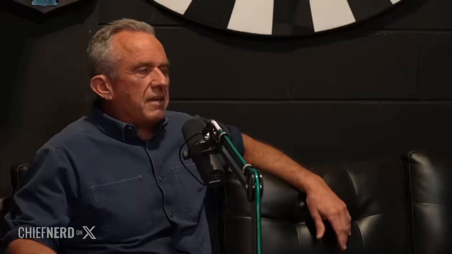 "Sie haben nie gesagt, dass Sie nicht Covid werden werden." - "Ich habe gestern ein Band gesehen, von dem sie alle gesagt haben ... kann ich es für dich spielen?" - "Nun, es spielt keine Rolle ..."