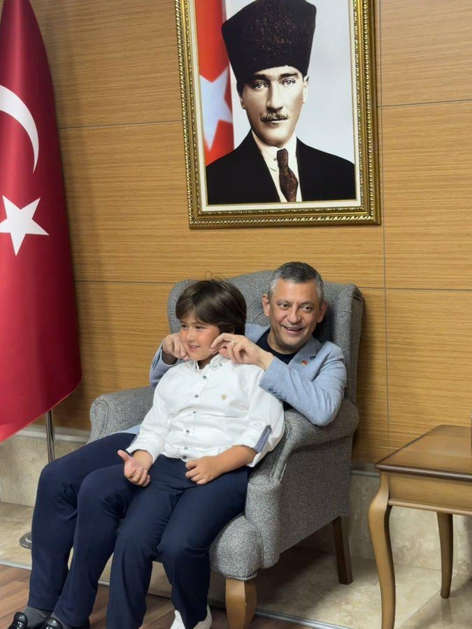Özgür Özel, während er auf das Rückkehrflugzeug in Trabzon wartete
