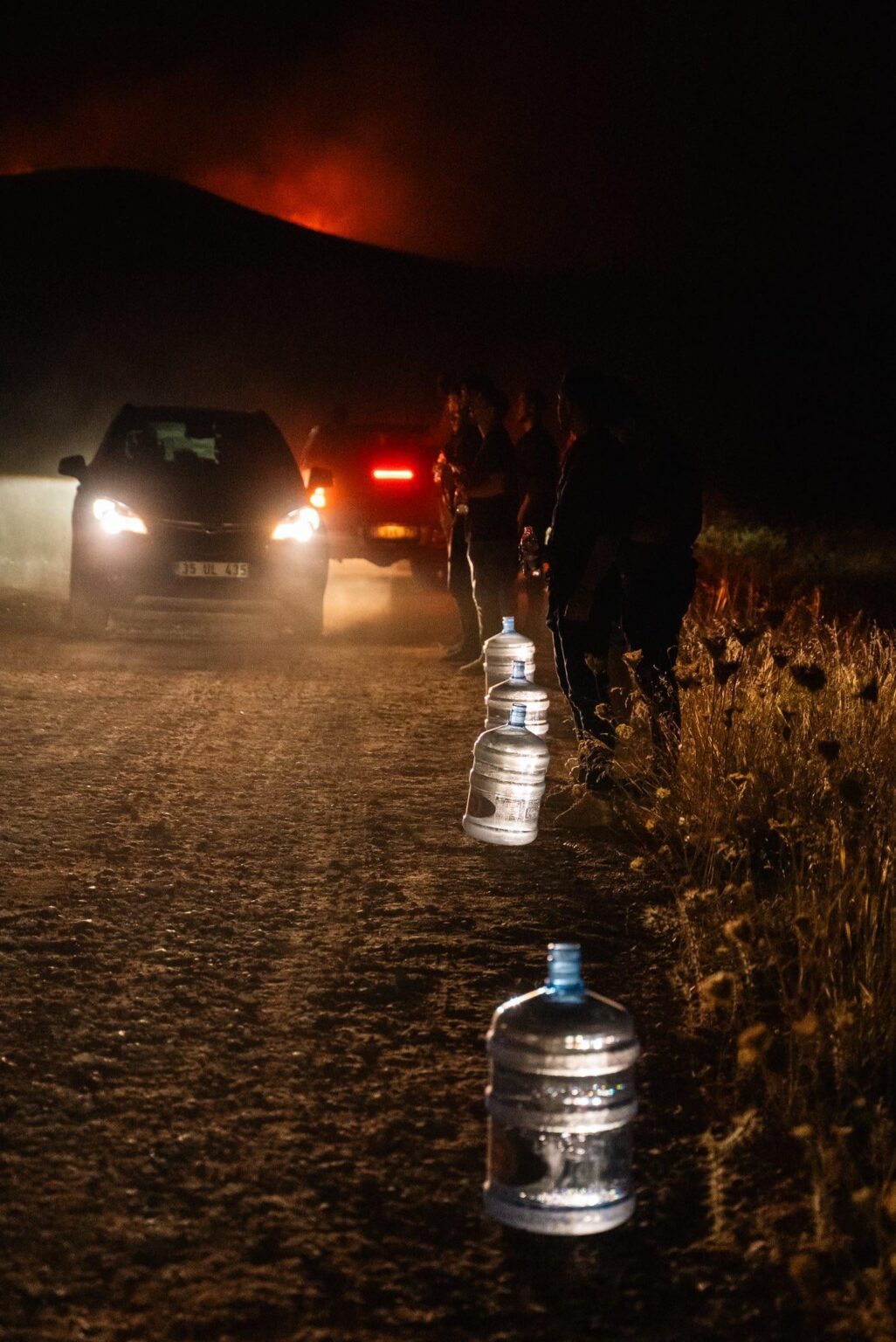 Die Bürger in Alaçatı, das Feuer, wartet auf Wasserkarboys. (Türkiye Jahrhundert)