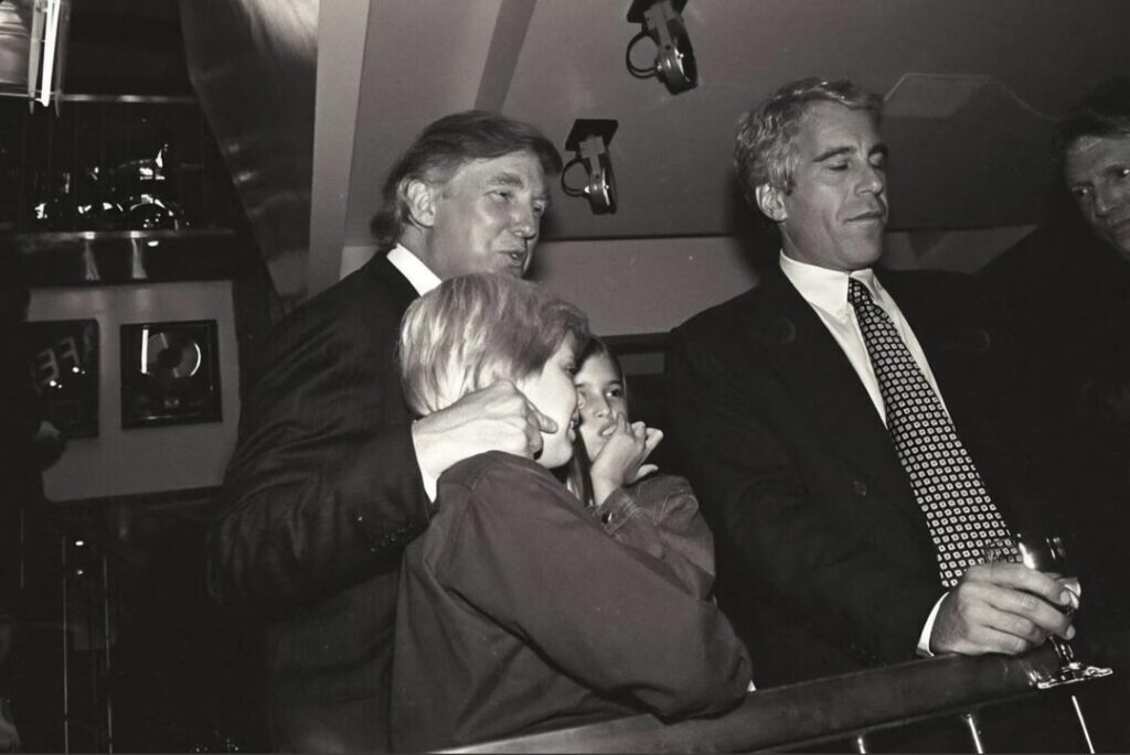 Fotomontage von Donald Trump mit Jeffrey Epstein und Ghislaine Maxwell