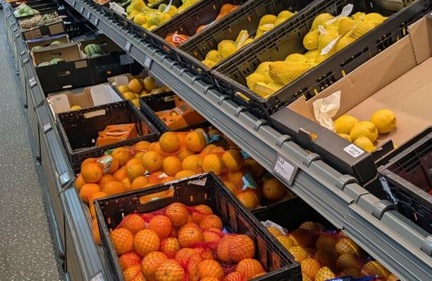 Plastikketchup -Beutel und -Netze auf Obst, die verboten werden sollen · thejournal.ie