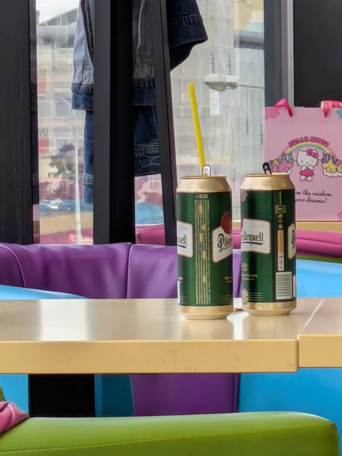 Es gibt Menschen unter uns, die durch einen Strohhalm Bier trinken