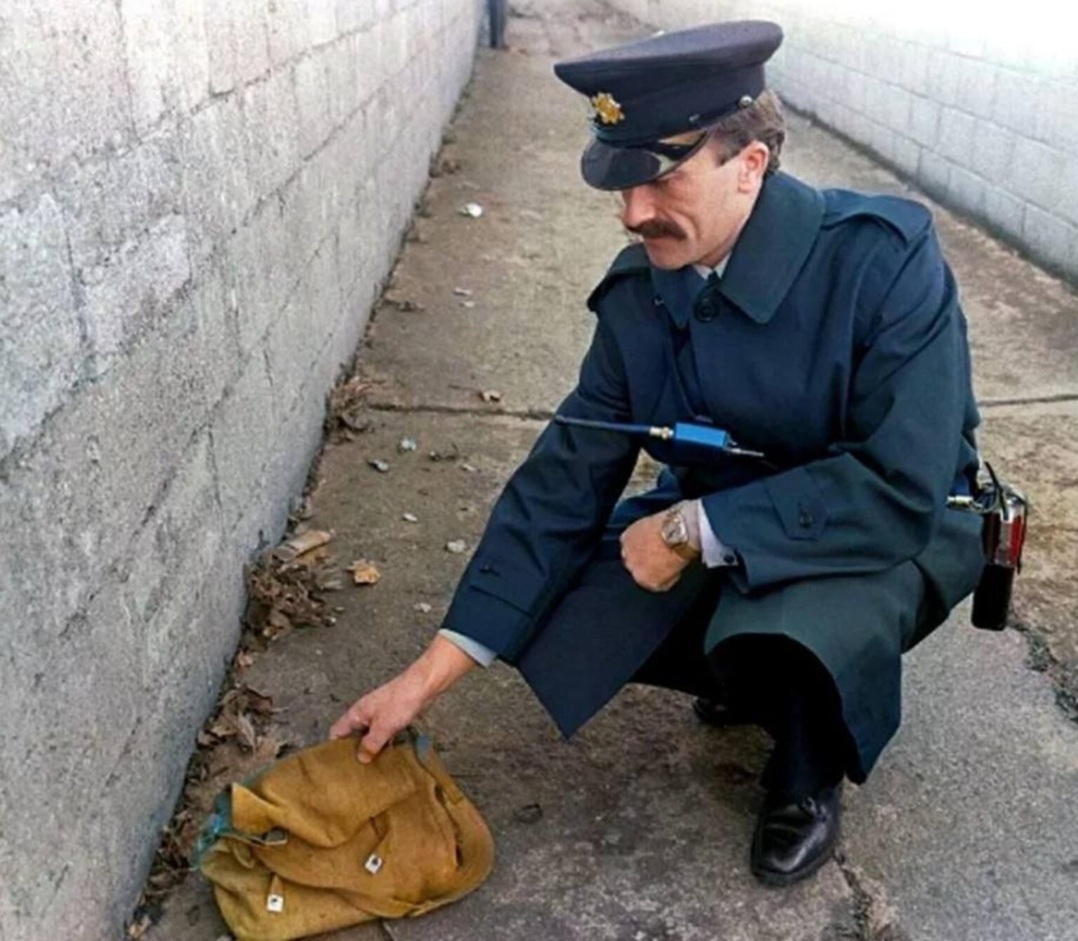 Die Tasche eines Schuljungen von Dublin, der vermisst wurde, in Rathfarnham zurück zur Schule zu gehen und nie gefunden wurde. (Philip Cairns vermisst seit Oktober 1986)