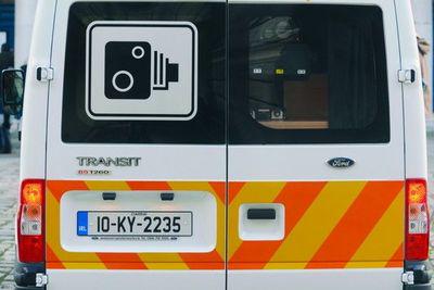 Fast 28 Prozent der Treiber -Flash -Scheinwerfer, um andere Fahrer vor Geschwindigkeits -Vans zu warnen, zeigt die Umfrage auf Stock Image