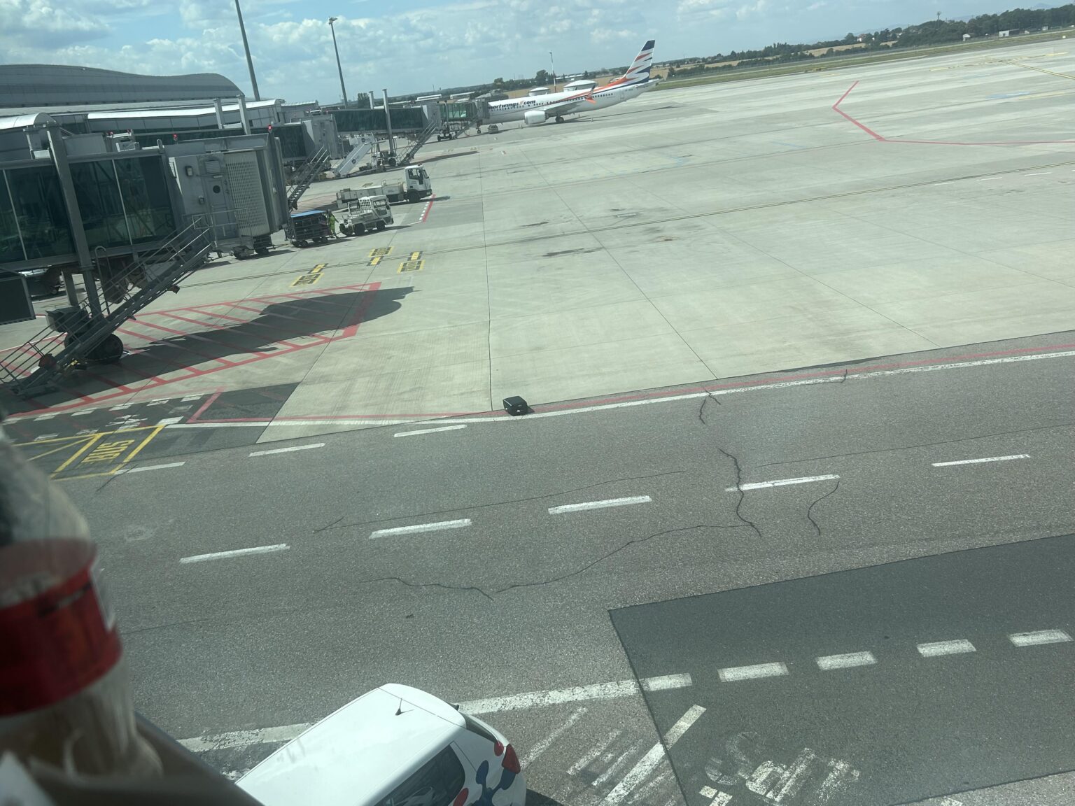 Jemandes Tasche fiel vom Fluggesellschaft am Flughafen Prager aus vom Flughafen