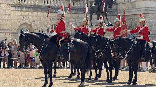 "Eine ziemliche Ehre": Kanadier nehmen eine Wendung als die Life Guard des Königs in London | CBC News