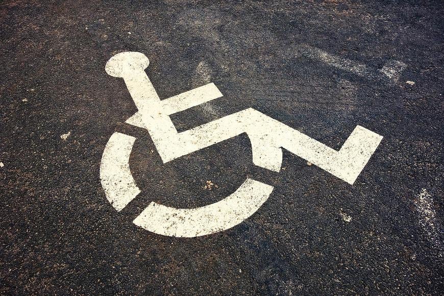 Geparkt an einen Ort für behinderte Menschen und griff den Versorgungsbeauftragten an