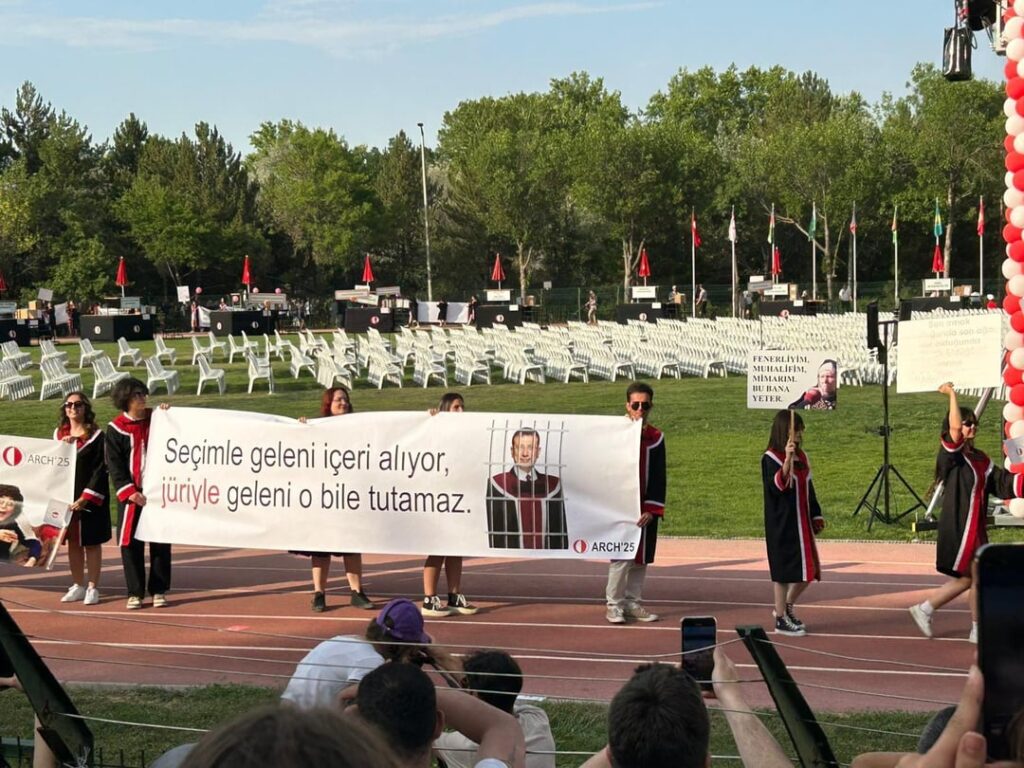 Zusammenstellung von Metu -Bannern