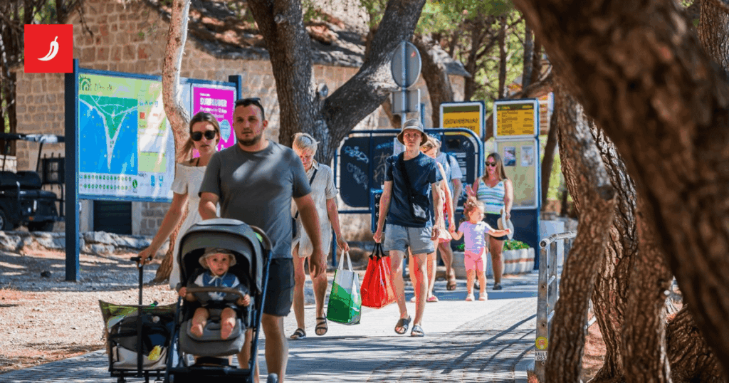 Im Juni gab es eine Wende von Touristenfiguren