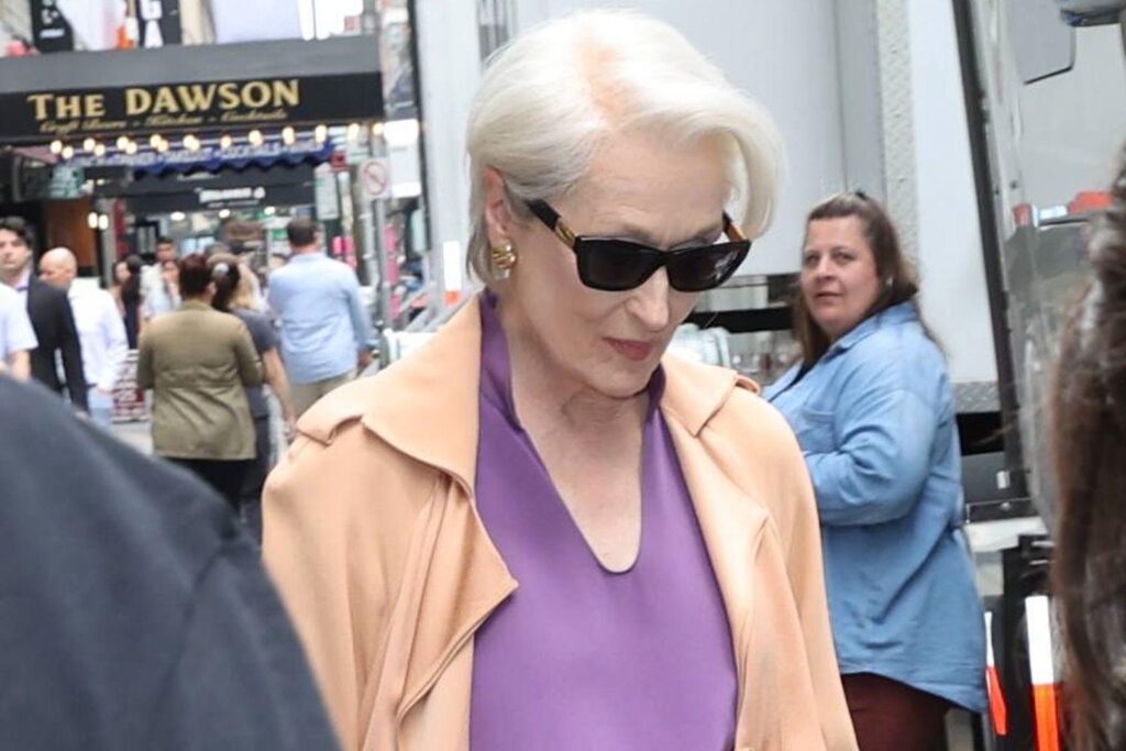 Meryl Streep sieht fast 20 Jahre später gleich aus, als sie filmt, dass der Teufel Prada 2 trägt