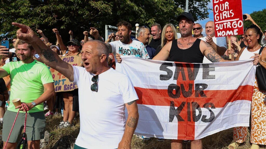 Der Protest außerhalb des Migrantenhotels in Essex bricht in Gewalt aus, während die Kämpfe ausbrechen.