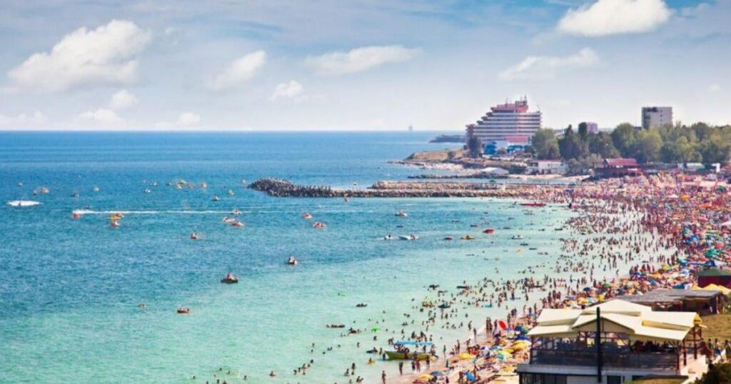 Die Manelist Coast treibt Touristen mit der Musik, die dem Maximum in den Sprechern gegeben wurde: „Die Hauptstadt der Bauernschaft und des Manele“ Die Manelist Coast treibt Touristen mit der Musik, die dem Maximum in den Sprechern gegeben wurde: "Die Hauptstadt der Bauernschaft und des Manele"