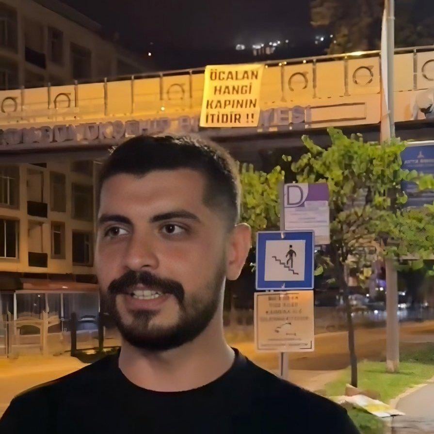 "Welche Tür drückt Öcalan?" Bürger, das das Banner hängt, wurde zum Zeugnis berufen.